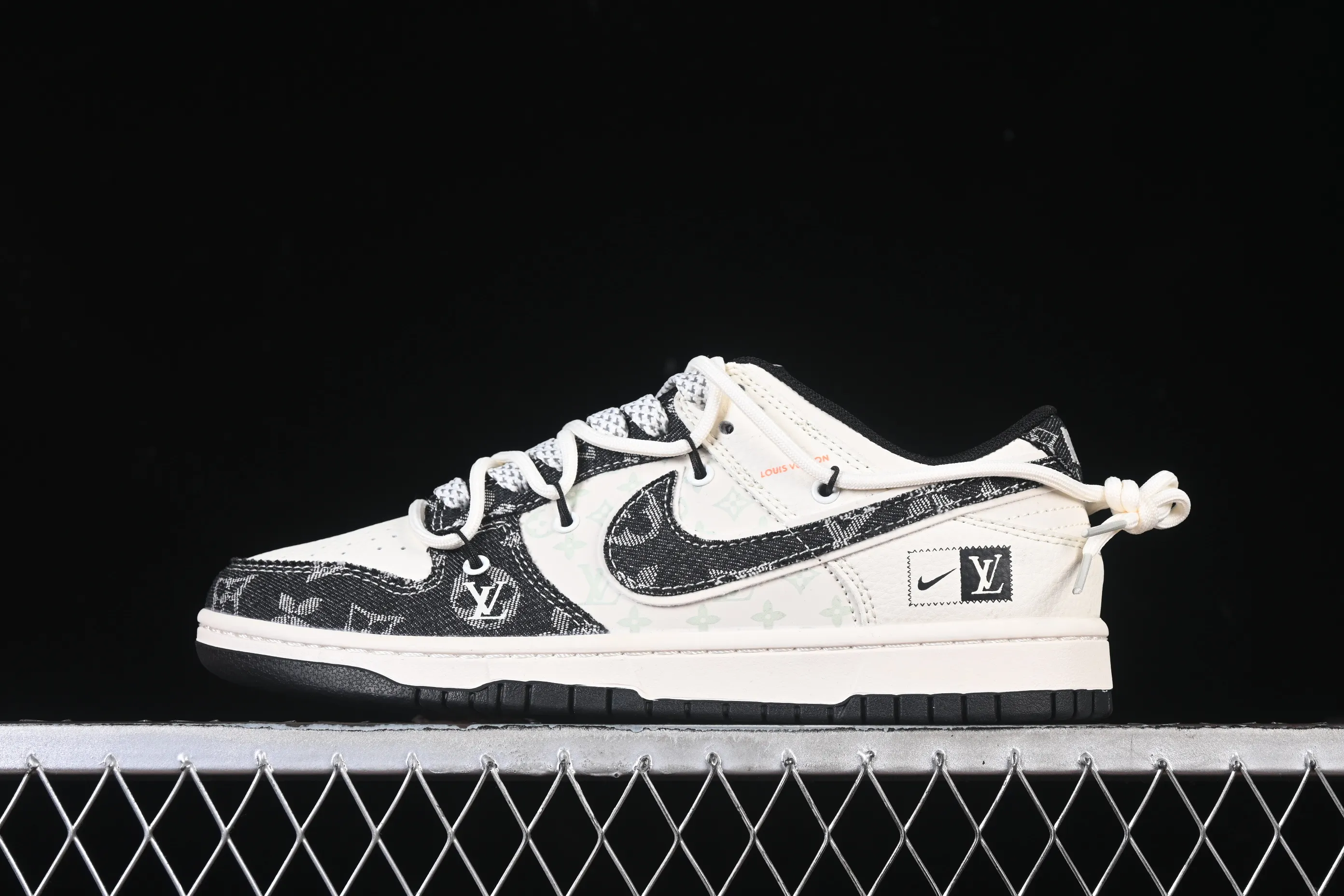 All categories Nk SB Dunk Series Nk SB Dunk Low High-end customized low-top sneakers Nike SB Dunk Low LV joint black flower drawstring Anniversary high-end customized low-top casual sneakers YX5066-385